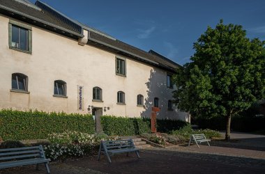 Gebäude mit Buchhandlung in Gnadenthal