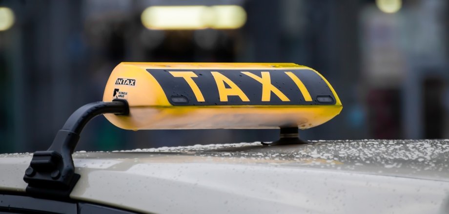 Taxi-Zeichen auf einem Auto