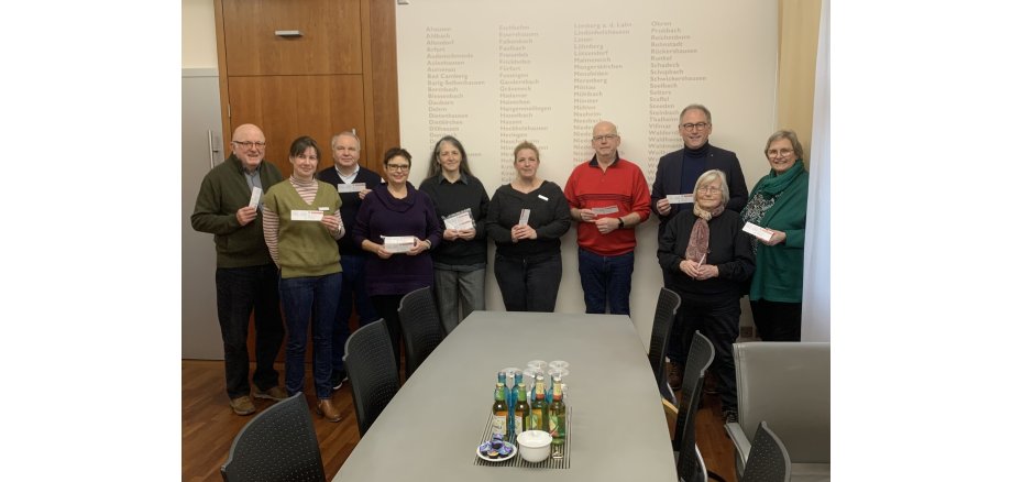 Machen auf den Notfallausweis des Landkreises Limburg-Weilburg aufmerksam (von links): Harald Kalteier, Simone Schlitt, Volker Weber, Birgit Geis, Dr. Christine Eickenboom, Stefanie Pütsch, Thomas Werner, Landrat Michael Köberle, Karin Nickel und Birgitt Kauder.